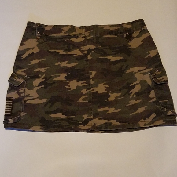 Lightly used Zoey Beth Camo Skirt, Size M - Picture 8 of 10